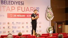Varol Yaşaroğlu, Kepez Kitap Fuarı’nda okurlarıyla buluştu