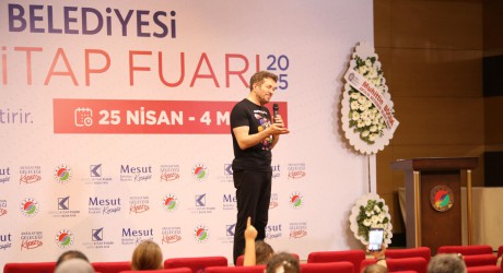 Varol Yaşaroğlu, Kepez Kitap Fuarı’nda okurlarıyla buluştu