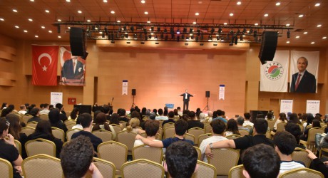 Kepez Belediyesi’nden Gri Koç ile sınav taktikleri semineri 