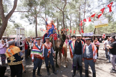 Başkan Kocagöz deve üzerinde şölene damga vurdu