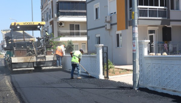 Kepez çalışıyor, mahalleler sıcak asfaltla buluşuyor 