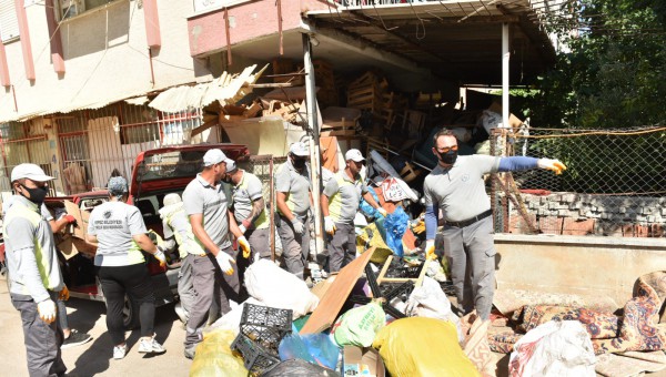 Kepez’de çöp apartman operasyonu: 20 kamyon çöp tahliye edildi 