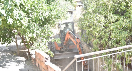 Kepez Belediyesi’nden Fatih Mahallesi’nde dere temizliği çalışması