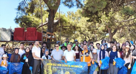 Kepez, öğrencilerle birlikte ormandaki çöpleri temizledi