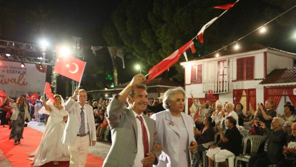 Kepez’de “Zamana Meydan Okuyan” defile 
