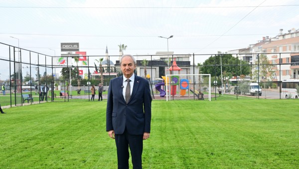 Çocuklar istedi, Başkan Kocagöz çim saha yaptı 