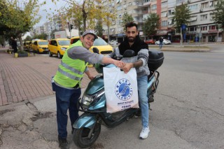 Kepez Belediyesi, Dokumapark’tan toplanan portakalları ilçe halkıyla paylaştı