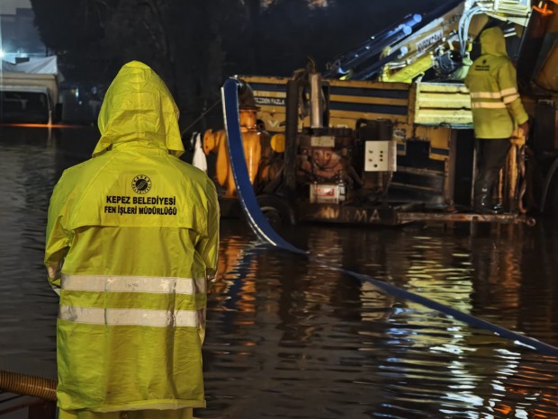 Kepez Belediyesi sağanak yağışlara karşı 7/24  teyakkuzda