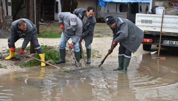 Kepez Belediyesi sağanak yağışlara karşı seferber oldu 