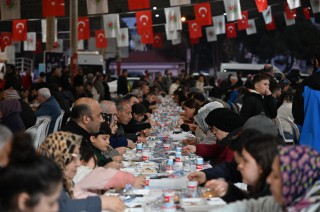 Kepez’de Ramazan bereketi: İftar sofraları kuruldu, lokmalar dağıtıldı