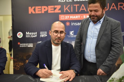 Kepez Kitap Fuarı’nda Yazar Hacı Yusuf Sayın, Zengibar’ın Gölgesi’ni tanıttı, gelirini köy okuluna bağışladı