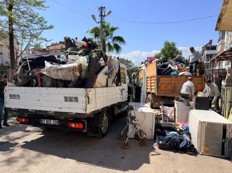 Kepez Belediyesi’nden çöp ev temizliği; Aynı adresten 3 operasyonda toplam 20 kamyon çöp çıkarıldı