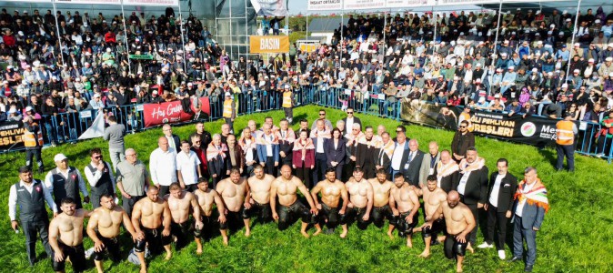 Kepez’de 12 yıl sonra er meydanı kuruldu: 984 pehlivan kıyasıya mücadele etti