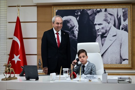 Kepez’de 23 Nisan coşkusu; Başkan Kocagöz koltuğunu 10 yaşındaki Ömer’e bıraktı