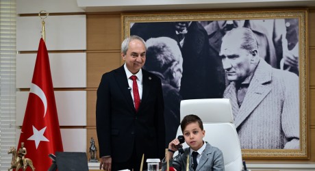 Kepez’de 23 Nisan coşkusu; Başkan Kocagöz koltuğunu 10 yaşındaki Ömer’e bıraktı