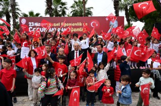 Kepez’de 23 Nisan coşkusu bayram kortejiyle taçlandı; Başkan Kocagöz çocuklarla yürüdü