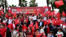 Kepez’de 23 Nisan coşkusu bayram kortejiyle taçlandı; Başkan Kocagöz çocuklarla yürüdü