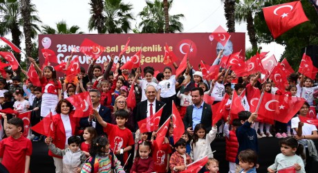 Kepez’de 23 Nisan coşkusu bayram kortejiyle taçlandı; Başkan Kocagöz çocuklarla yürüdü