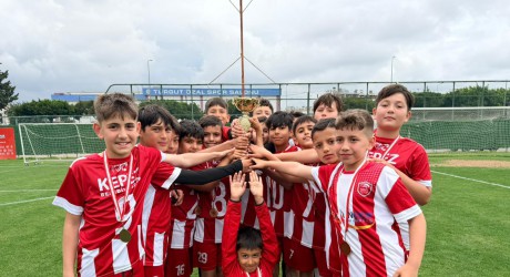 Kepez’de minik kramponlar kupalarını aldı