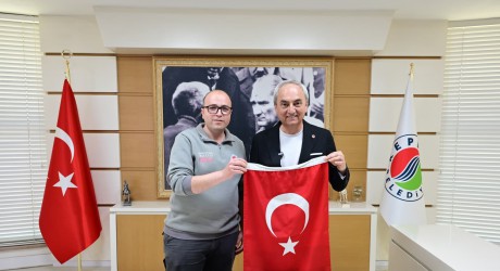 Kocagöz’den bayrağına sahip çıkan belediye personeline ödül