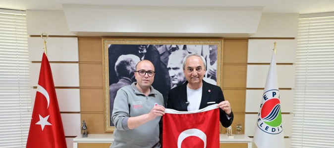 Kocagöz’den bayrağına sahip çıkan belediye personeline ödül