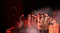 “Bandırma Vapuru” Kepez’de ayakta alkışlandı