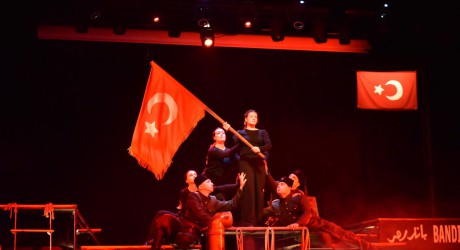 “Bandırma Vapuru” Kepez’de ayakta alkışlandı