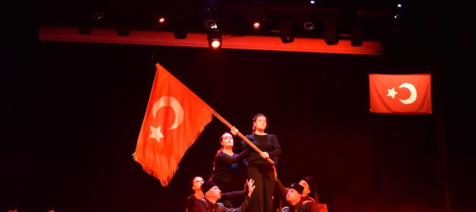 “Bandırma Vapuru” Kepez’de ayakta alkışlandı