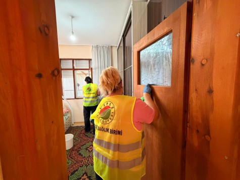 Kepez Belediyesi’nden anlamlı hizmet; Şehit ve gazi evlerinde bayram temizliği