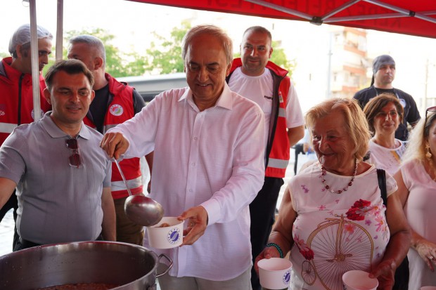 Başkan Kocagöz aşure bereketini vatandaşlarla paylaştı