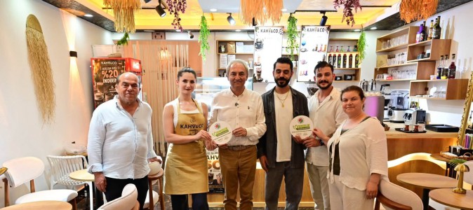Kocagöz, ‘Temizlik Kirletmemektir’ kampanyasını Kültür Kafeler Caddesi esnafına tanıttı