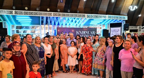 Kocagöz, kadınların matine coşkusuna ortak oldu