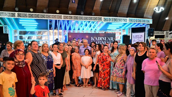 Kocagöz, kadınların matine coşkusuna ortak oldu 