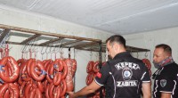 Kepez’de gıda deposuna denetim:  152 kilo et ve 20 bidon turşuya el konuldu  
