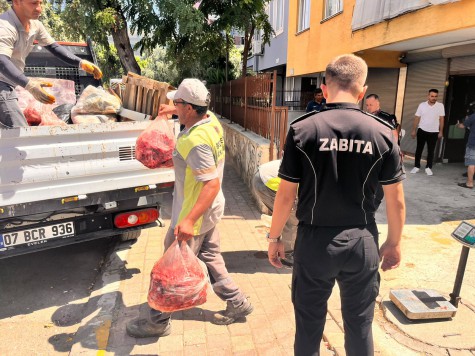 Kepez’de gıda deposuna denetim:  152 kilo et ve 20 bidon turşuya el konuldu  