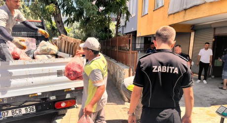 Kepez’de gıda deposuna denetim:  152 kilo et ve 20 bidon turşuya el konuldu  