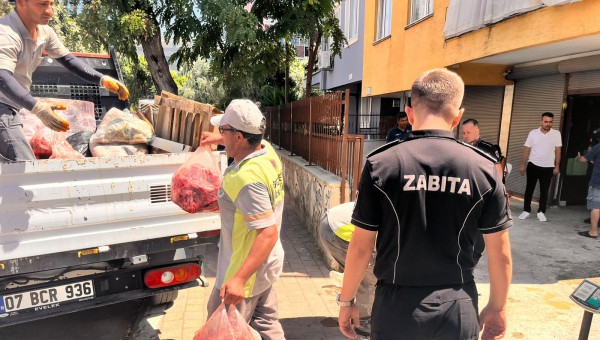Kepez’de gıda deposuna denetim:  152 kilo et ve 20 bidon turşuya el konuldu   