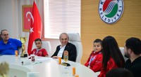 Kepez’in genç şampiyonları Başkan Kocagöz’ü ziyaret etti