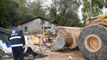 Kepez’de Çöp Ev Operasyonu: 8 Kamyon Atık Çıkarıldı