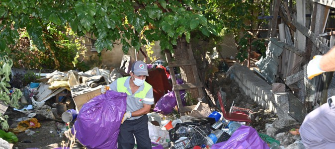 Kepez’de çöp ev operasyonu: 6 kamyon çöp çıktı