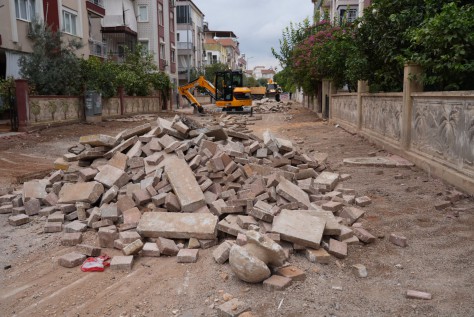 Kepez’de yollarla birlikte kaldırımlar da yenileniyor