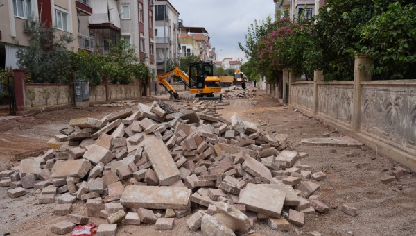 Kepez’de yollarla birlikte kaldırımlar da yenileniyor 