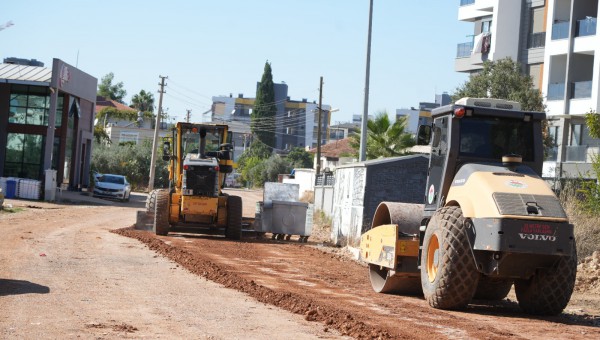 Altınova Orta Mahallesi’nde yollar yenileniyor 