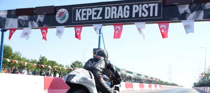 Kepezde motodrag yarışları büyük heyecanla sürüyor