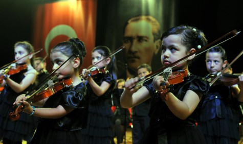 Minicik yüreklerden büyük konser