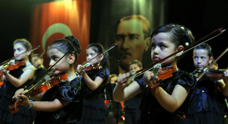 Minicik yüreklerden büyük konser