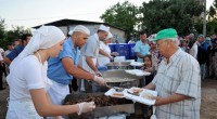 Ramazan\'ın sevincini halkıyla paylaşıyor