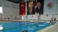 Kepezli çocuklar tam olimpik havuzda yüzüyor